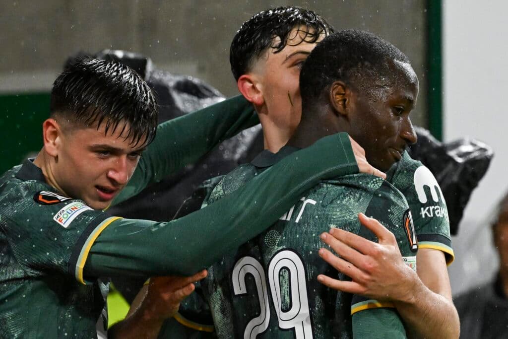 1-2. El Tottenham emerge entre el humo húngaro