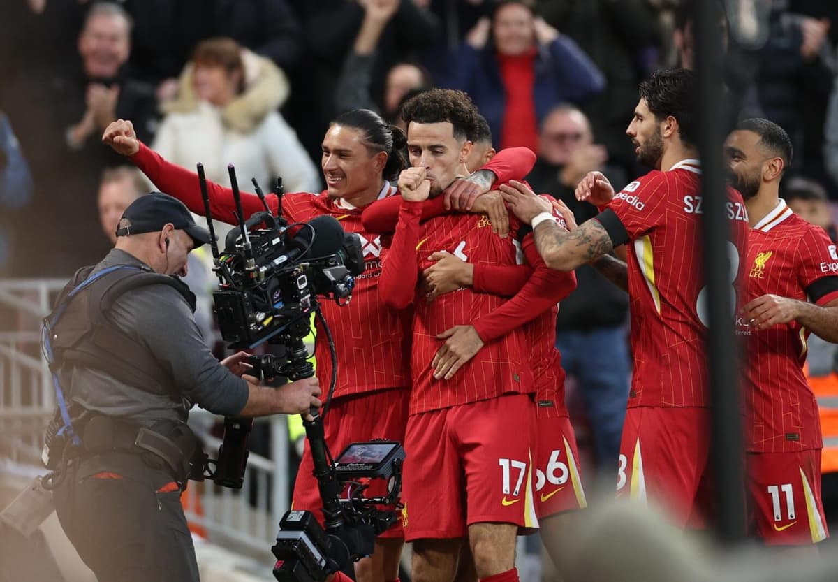 2-1. Tridente sudamericano impulsa al Liverpool