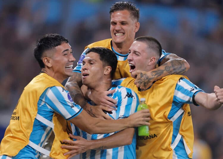 2-1. Racing venció a Corinthians, evitó pleno brasileño y definirá el título con Cruzeiro