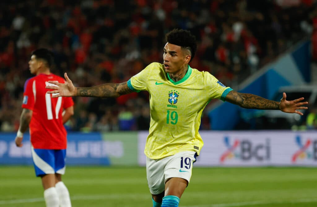 1-2. Brasil hunde a Chile y toma aire con goles de dos delanteros del Botafogo