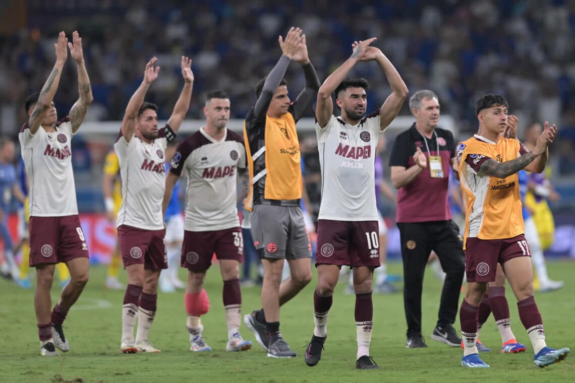1-1. Lanús rescata un valioso empate ante Cruzeiro en un Mineirão ahumado por las bengalas