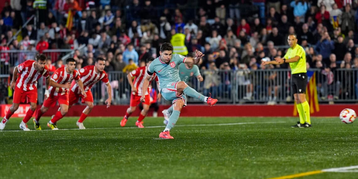 0-2. El argentino Julián Álvarez salva al Atlético en la recta final ante un orgulloso Vic