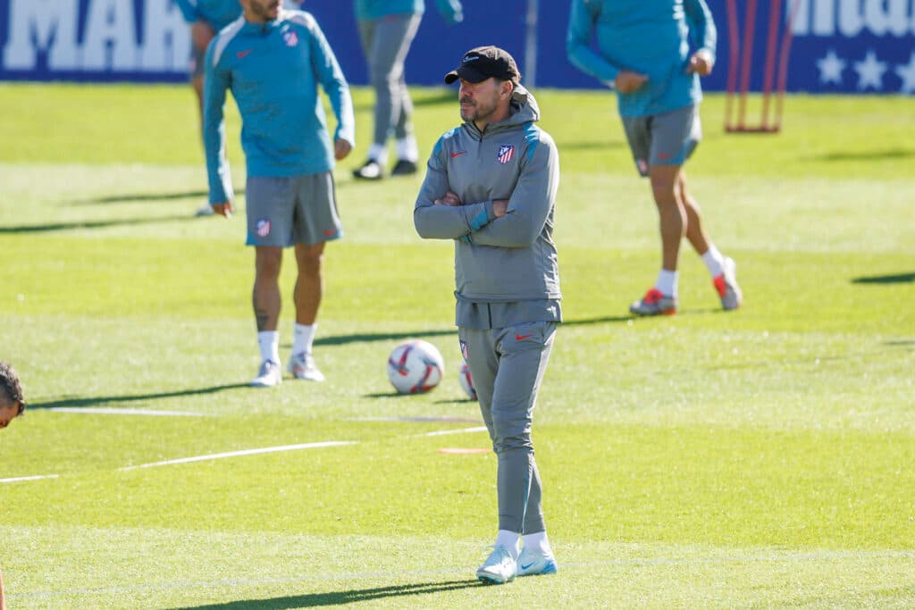 El argentino Simeone planea cambiar medio once: Barrios, Galán, Lenglet, Molina, Sortloth y Gallagher