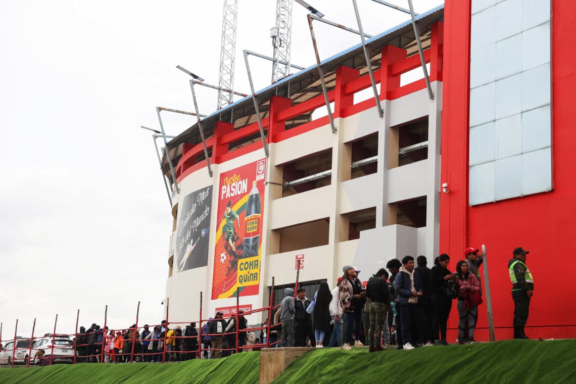 Aficionados bolivianos duermen y hacen filas por una entrada para el partido ante Colombia