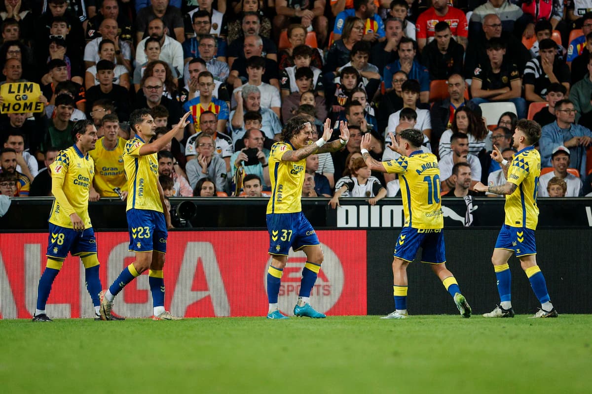 2-3. Las Palmas resurge y dinamita Mestalla con una remontada