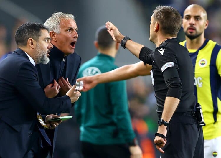 1-1. En Nesyri amarga al United y alivia a Mourinho que fue expulsado