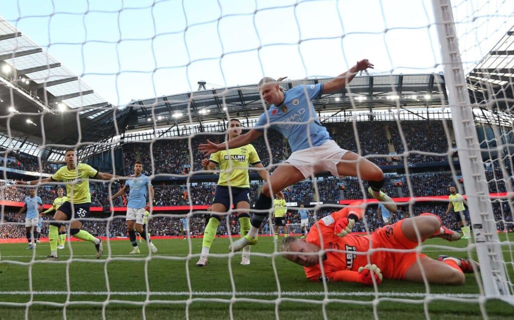 1-0. Haaland mete presión al Liverpool de los sudamericanos