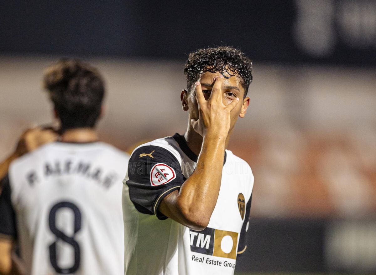 El internacional Warren Madrigal, primer costarricense en jugar con el Valencia