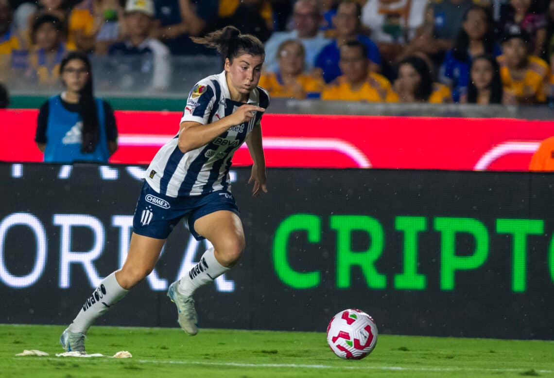 Monterrey golea y pone un pie en la final