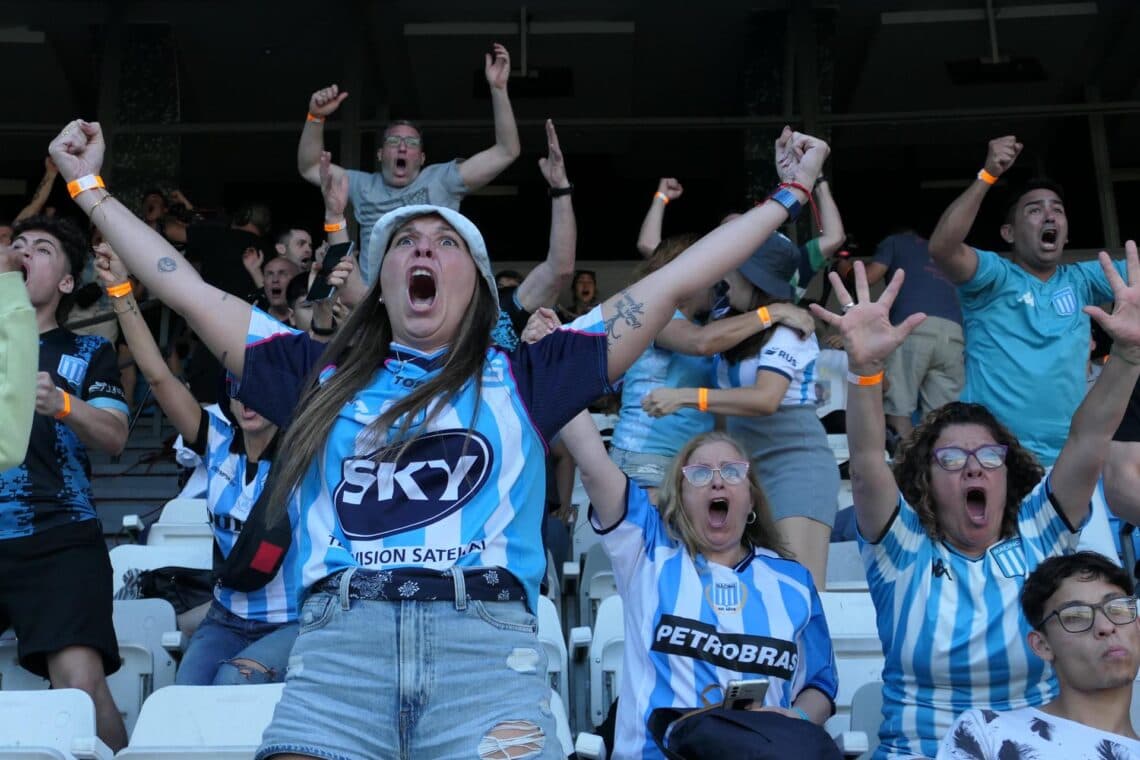 La explosión de los hinchas de Racing se vive en el Obelisco y Avellaneda