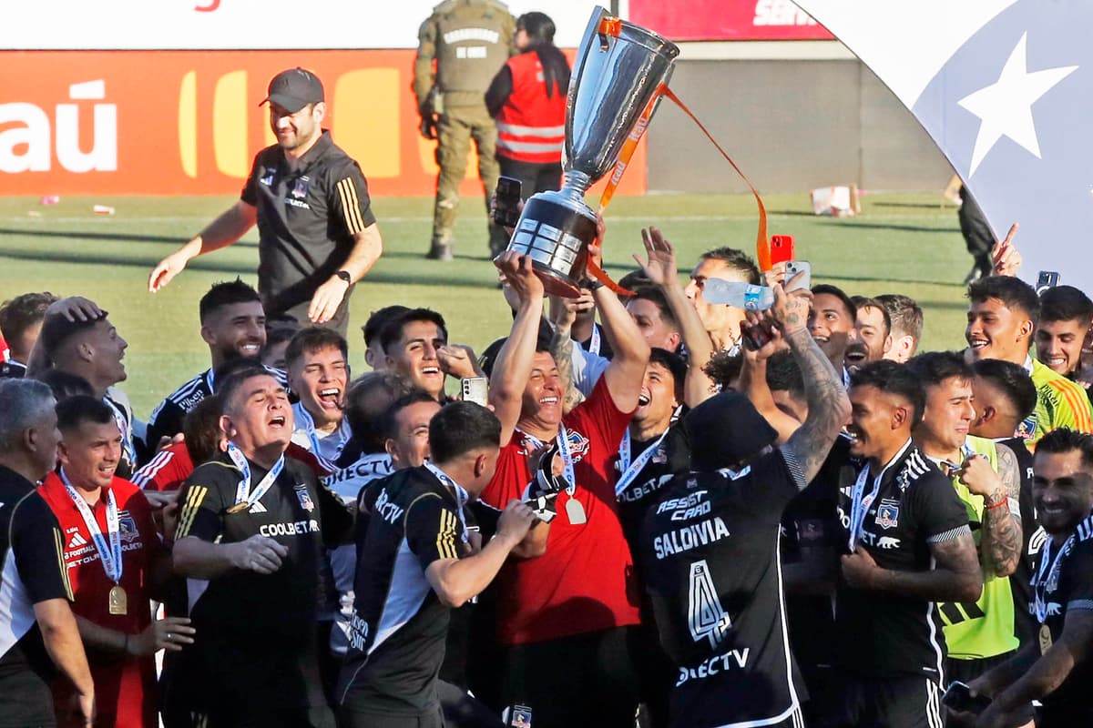 Chileno Arturo Vidal anota para que Colo Colo salga campeón