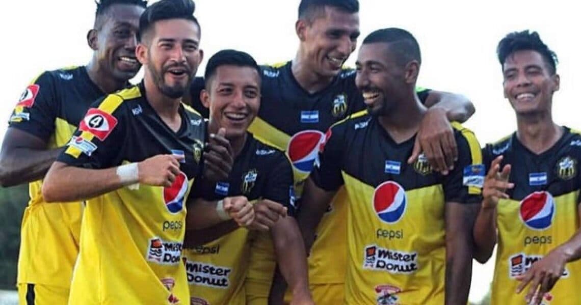 Con colombiano a bordo, el 11 Deportivo logra su primer titulo en El Salvador