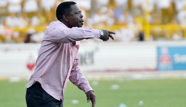 Entrenador peruano a un paso del titulo en El Salvador