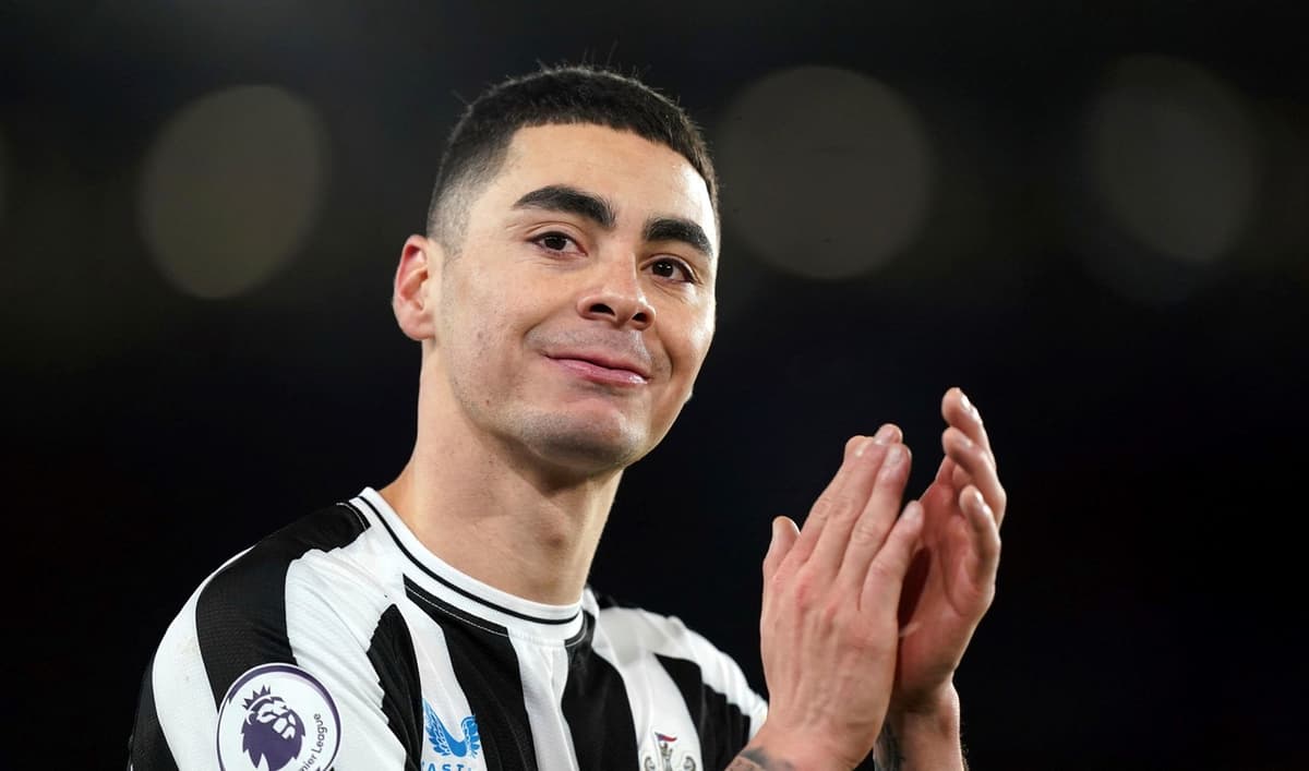 Charlotte no se rinde en la lucha por el Paraguayo Almirón, que interesa a tres equipos de la Premier