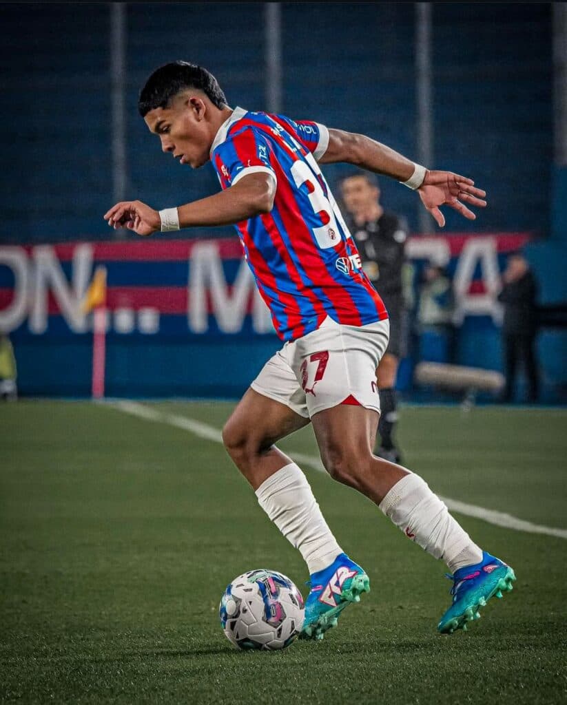 El Manchester United fortalecerá su banda izquierda con el talento paraguayo Diego León