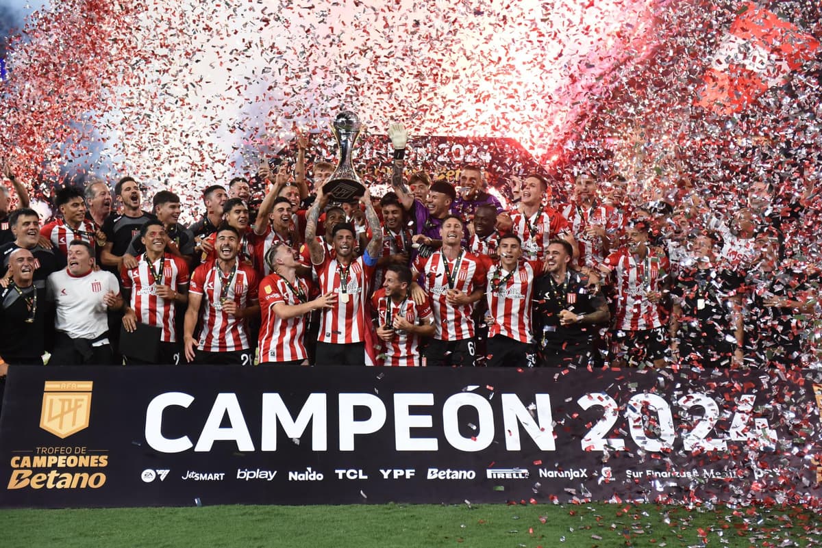 Goles de uruguayo y colombiano dan título Estudiantes