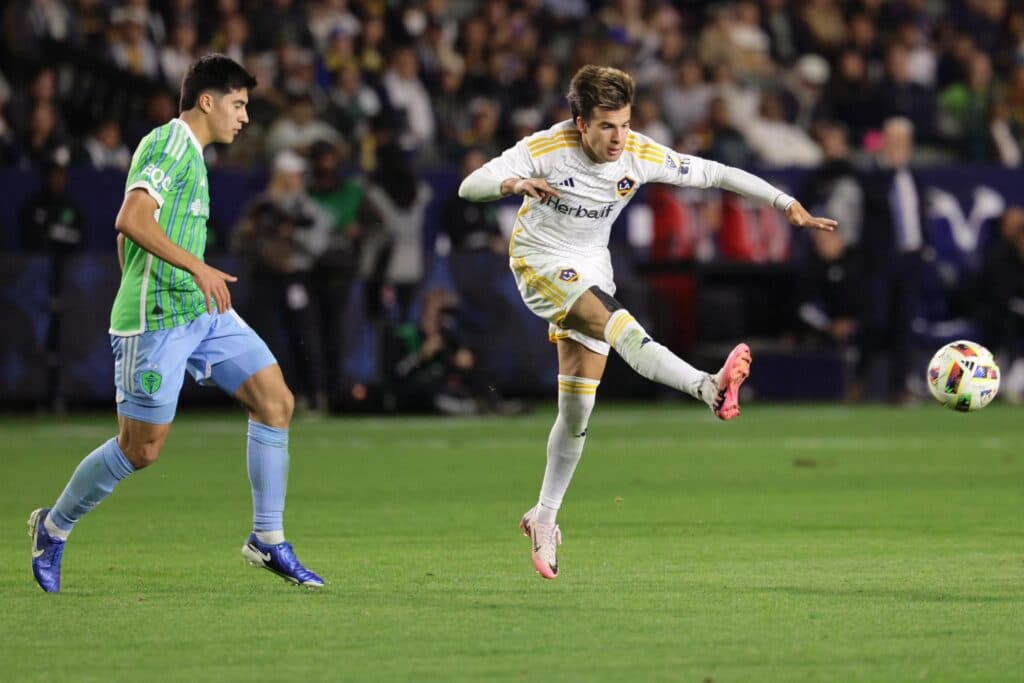 El español Riqui Puig jugó con el ligamento cruzado roto