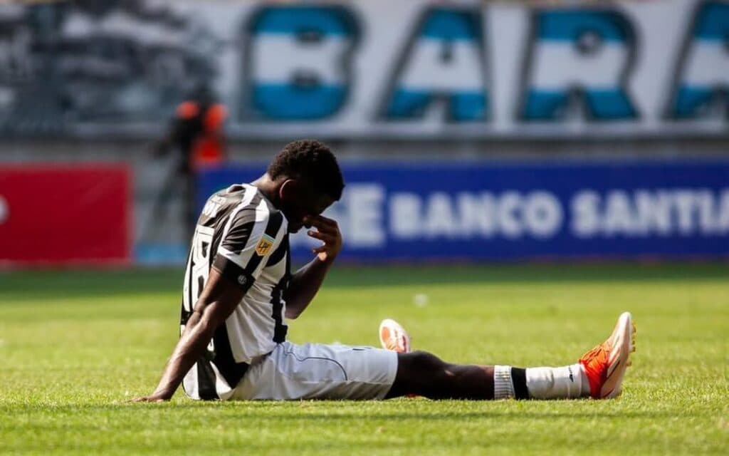 Duelo de colombianos deja a Racing sin doblete