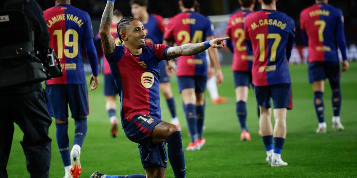El brasileño Raphinha conduce una aplanadora llamada Barcelona