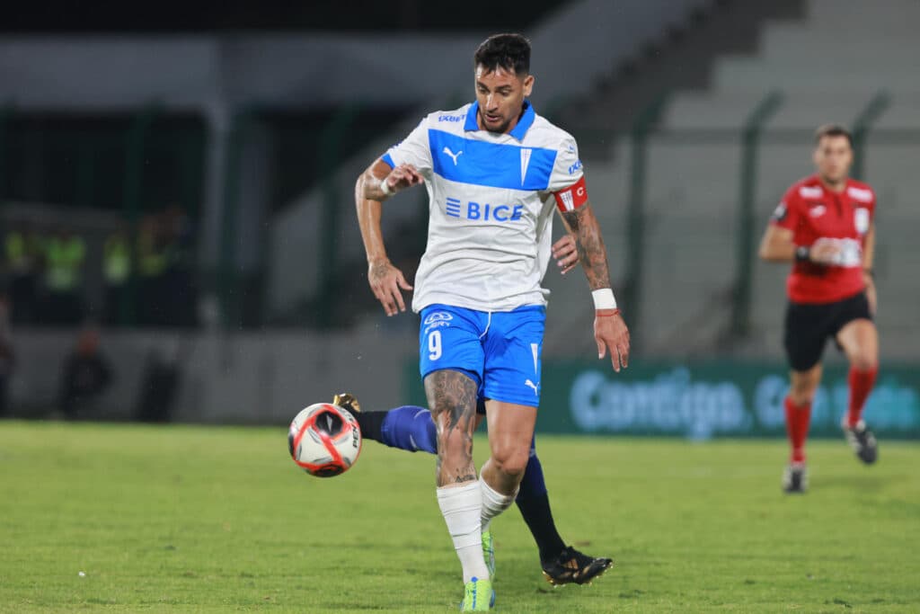 Doblete del argentino Zampedri le da el triunfo a Universidad Católica
