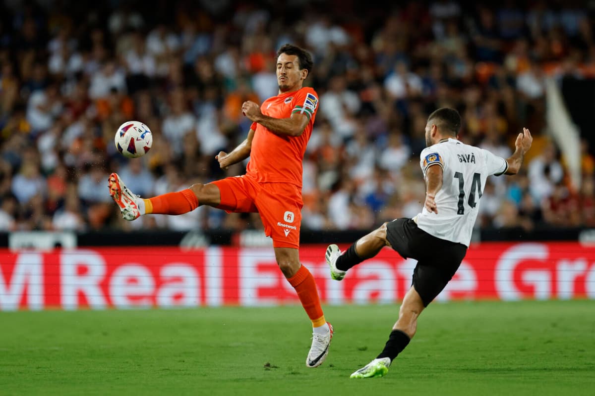 Valencia y el argentino Berrenechea afrontan un nuevo examen de supervivencia ante la Real Sociedad del venezolano Aramburu
