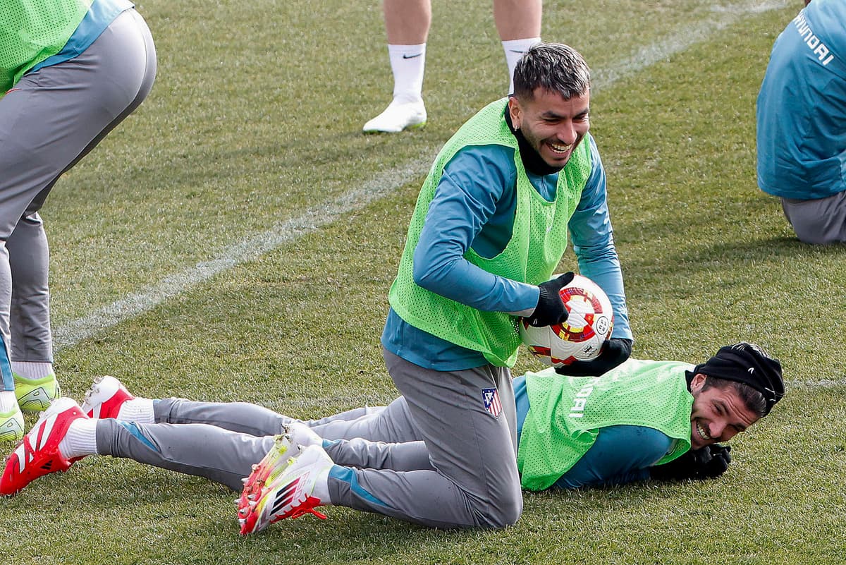 El Atlético ultima su vuelta a la competición con las bajas del uruguayo Giménez y Lemar