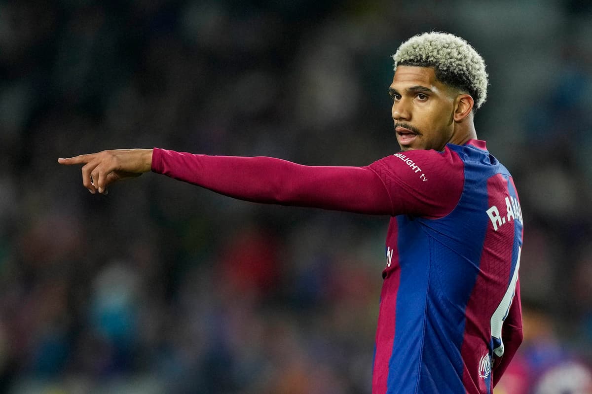 El uruguayo Ronald Araujo renueva con el Barcelona