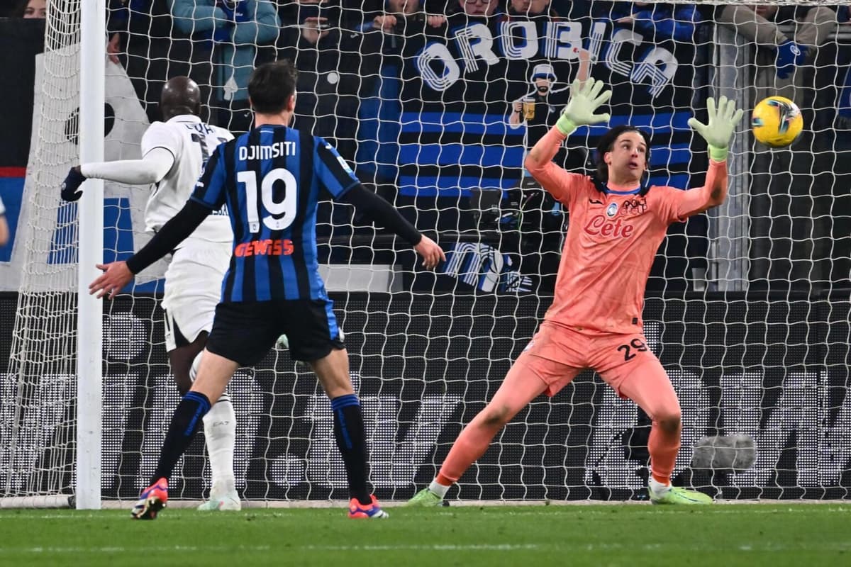2-3. Con terna sudamericana, Nápoles acaba con el Atalanta