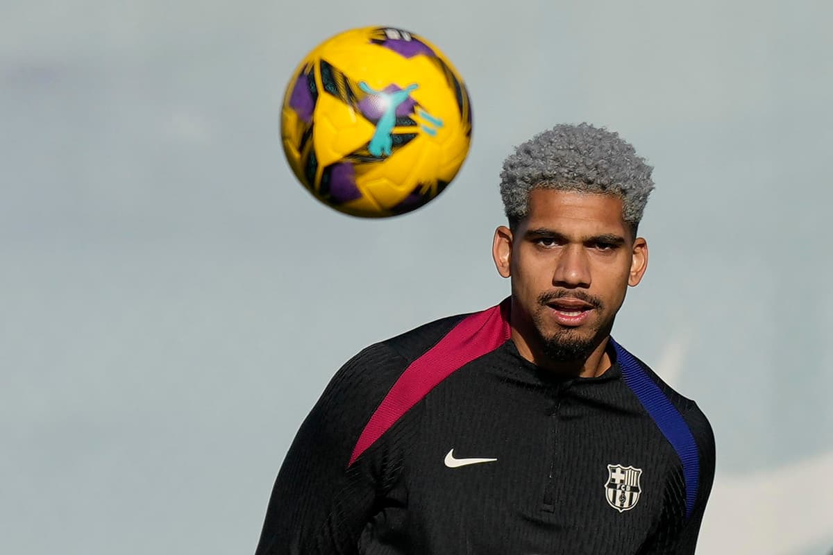 Flick pide que el uruguayo Araújo no se vaya de Barcelona: «Lo quiero en mi equipo, es uno de los mejores defensas»