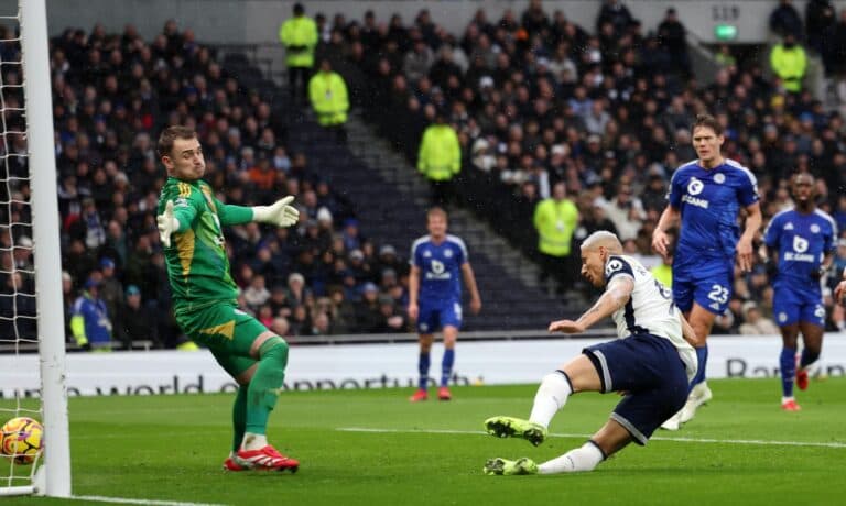 1-2. Gol del brasileño Richarlison no evita la crisis del Tottenham