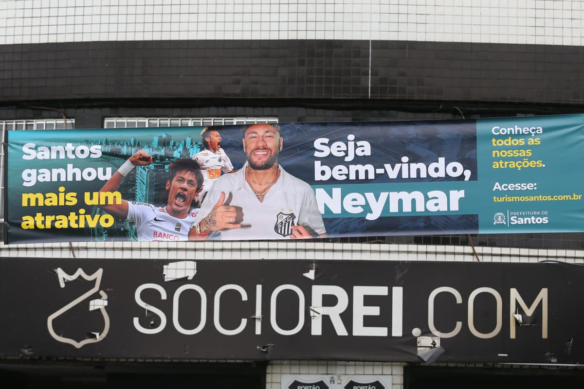 El brasileño Neymar revoluciona Santos antes de saltar al césped