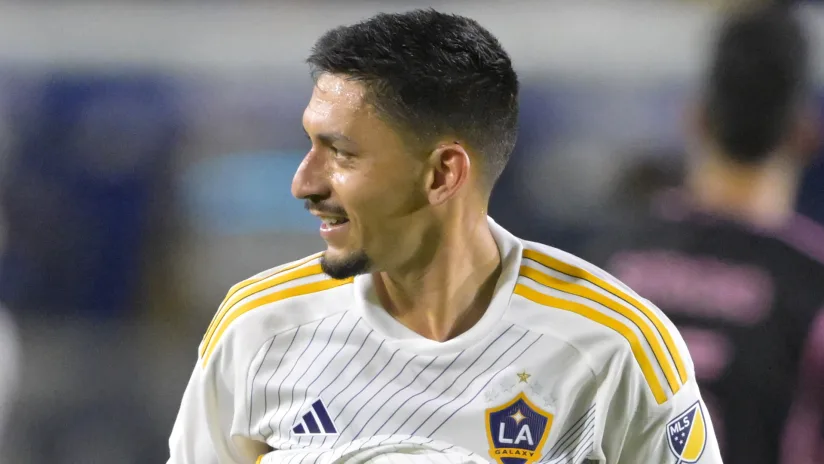 Volante mexicano cambia de club en LA: del Galaxy a LAFC