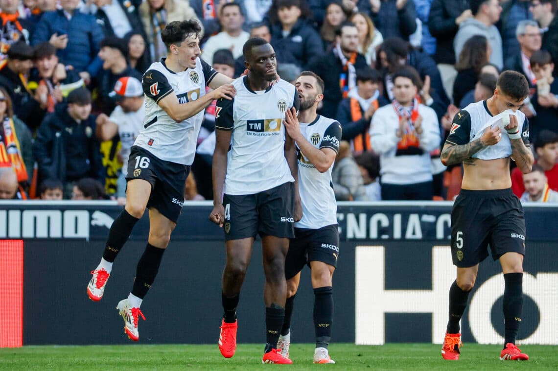 2-0. Con argentino en cancha, Valencia se acerca a la salvación