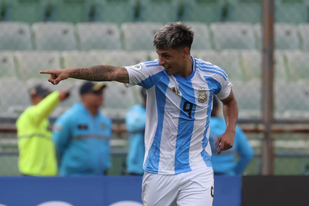 1-2. Argentina vence a Chile y pica en punta en el hexagonal final