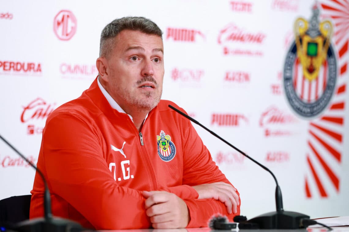 El español Óscar García admite que vive un inestable momento con Chivas