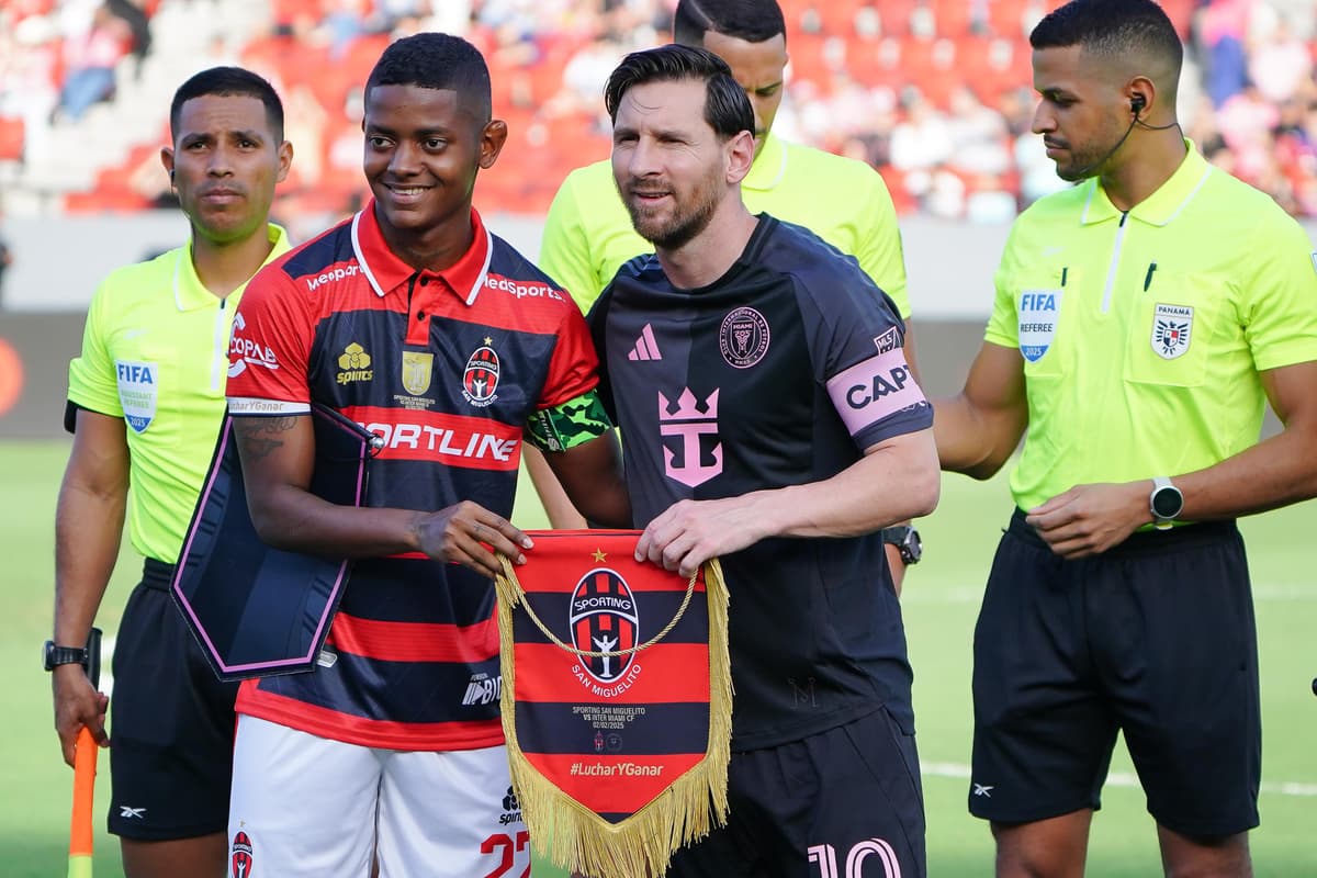1-3.El argentino Lionel Messi maravilla a Panamá