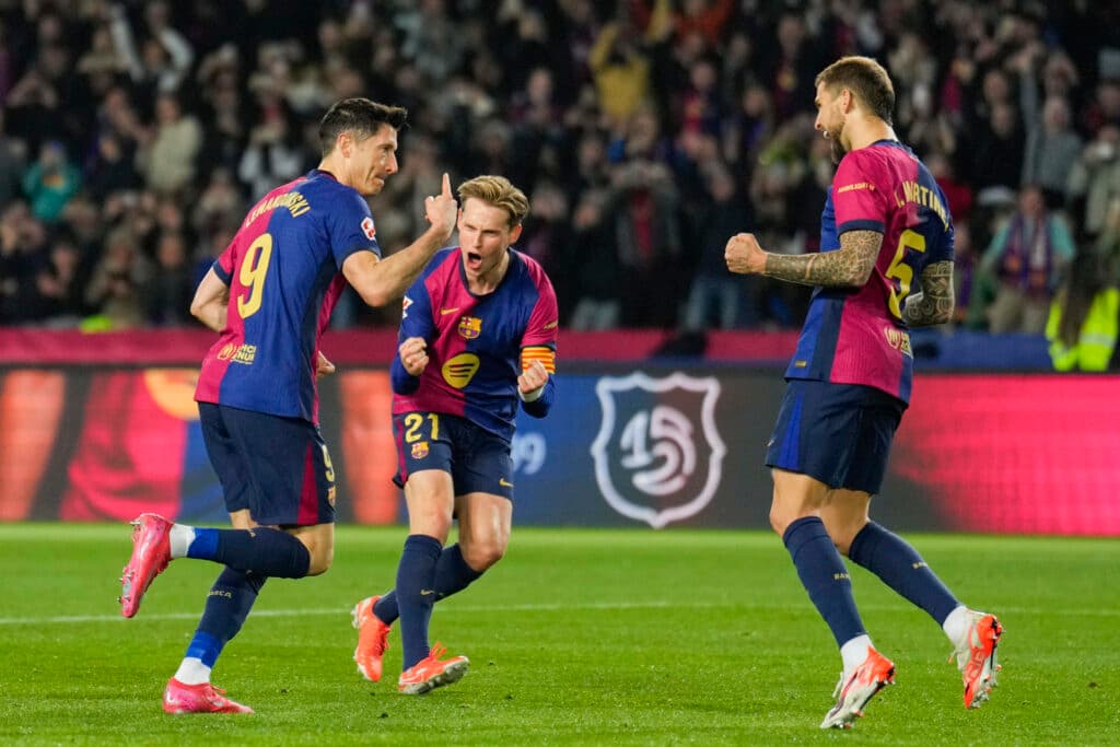 El Barcelona con el brasileño Raphinha doblega al Rayo y es líder