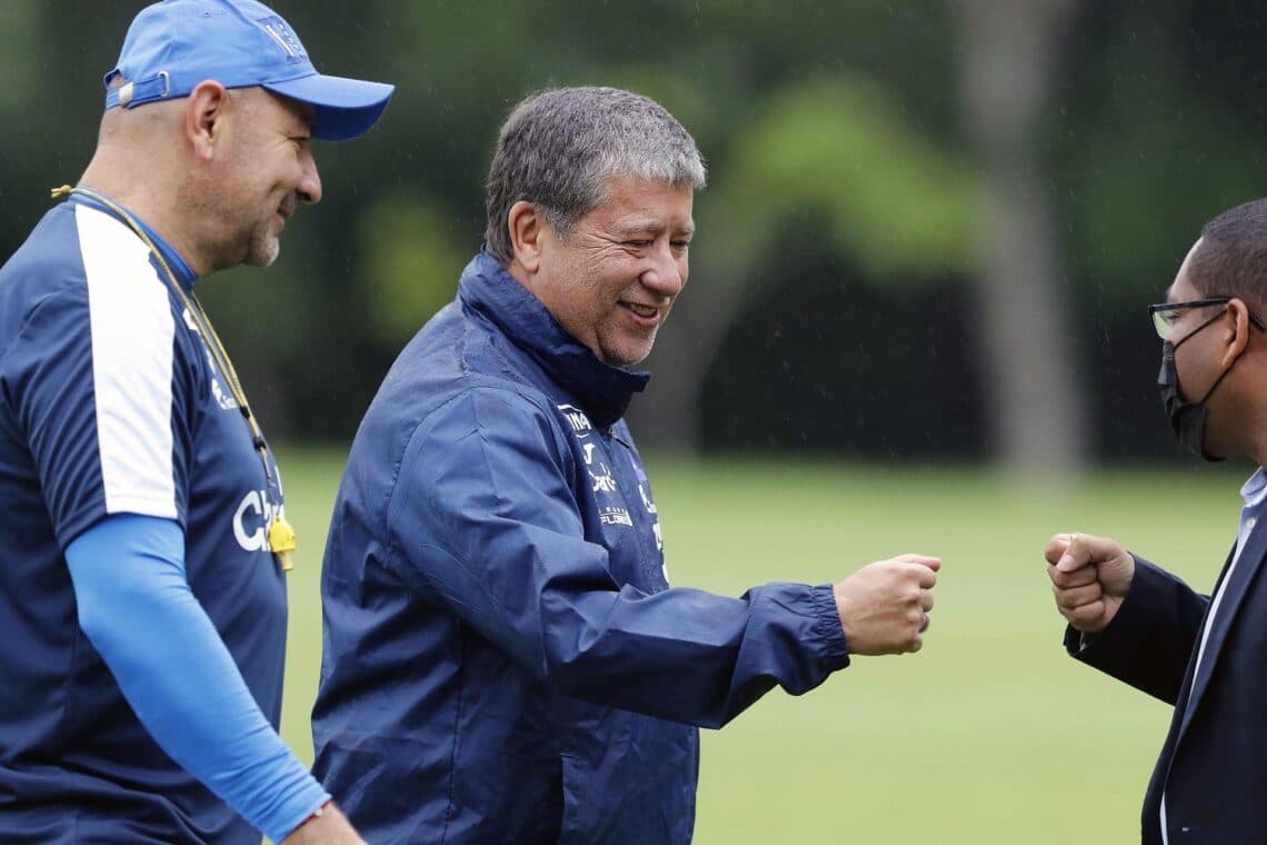 El colombiano Hernán Gómez, inicia un nuevo proceso en El Salvador con pocos internacionales