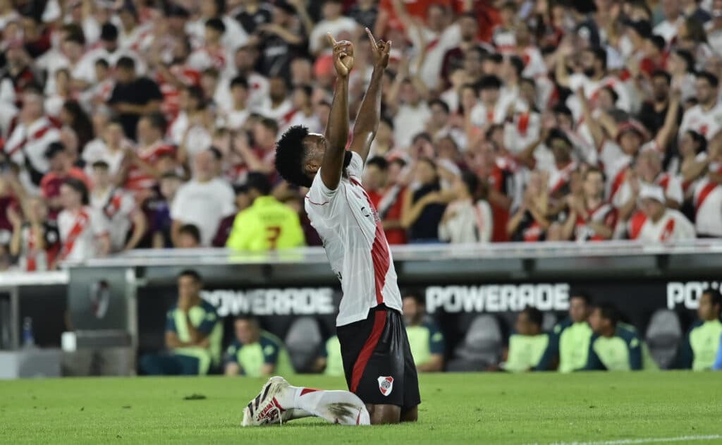 River derrota a Lanús con gol colombiano