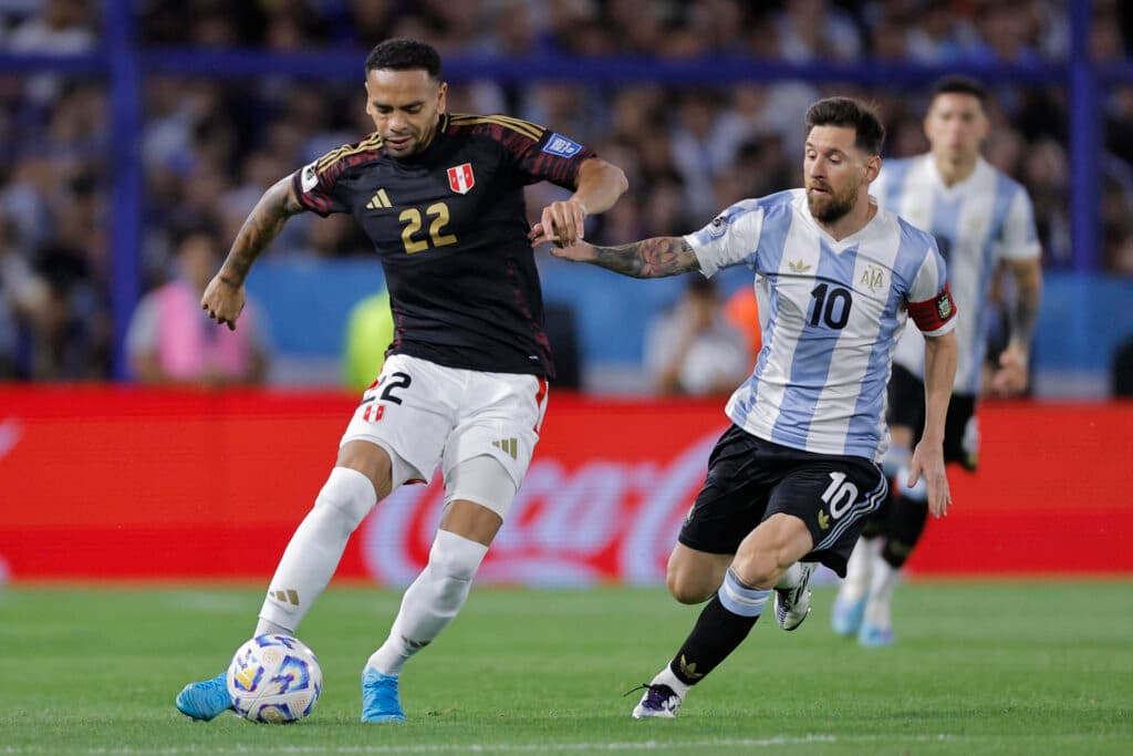 El peruano Alexander Callens dejará de jugar al fútbol