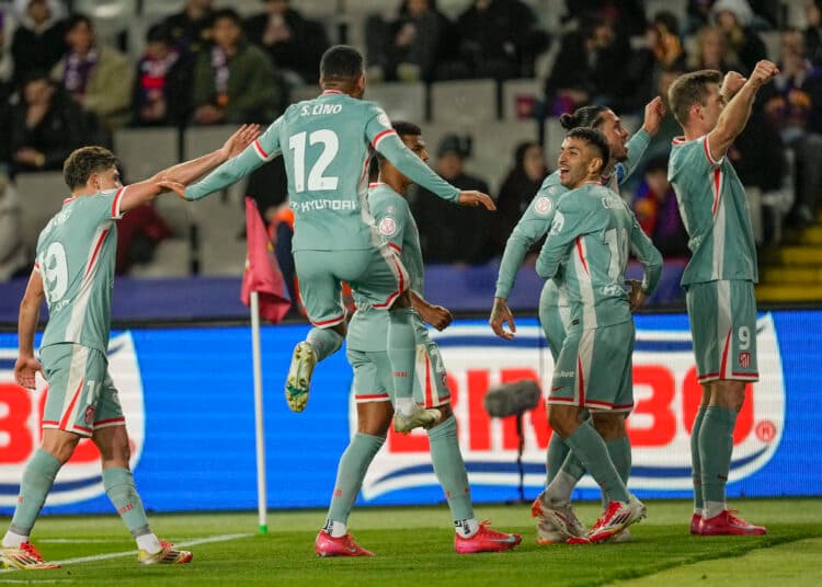 4-4, El argentino Julián Álvarez anota en un primer asalto trepidante
