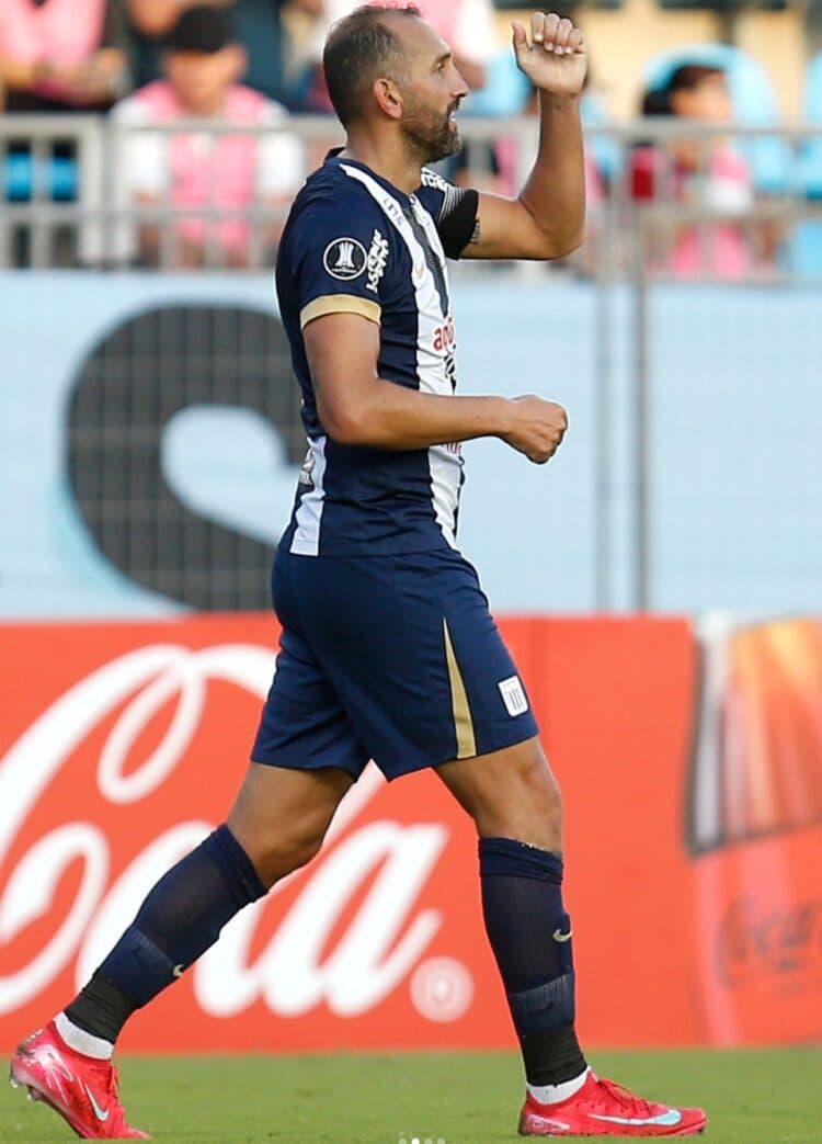 Con goles ecuatoriano y argentino Alianza Lima fue superior en Iquique