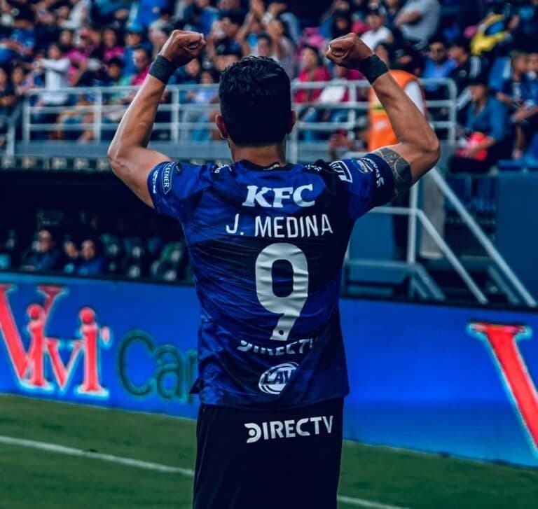 Colombiano Medina la «rompe» en goleada de Independiente del Valle ante Barcelona
