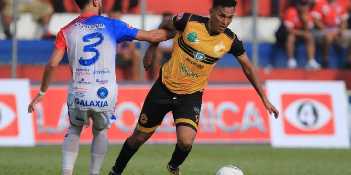 Dos colombianos, los únicos extranjeros en el top-3 de goleadores en El Salvador