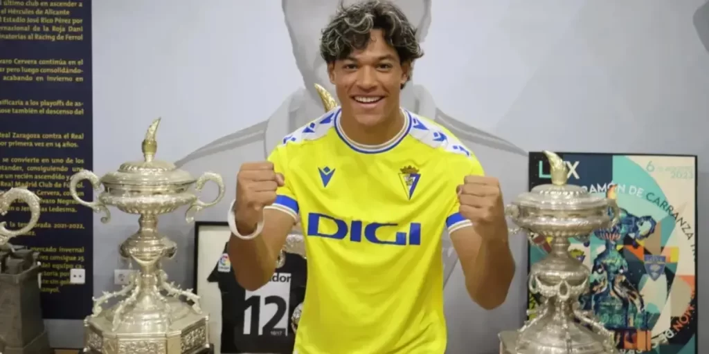 Francis Castillo, el joven salvadoreño que saca la cara por su país en Europa