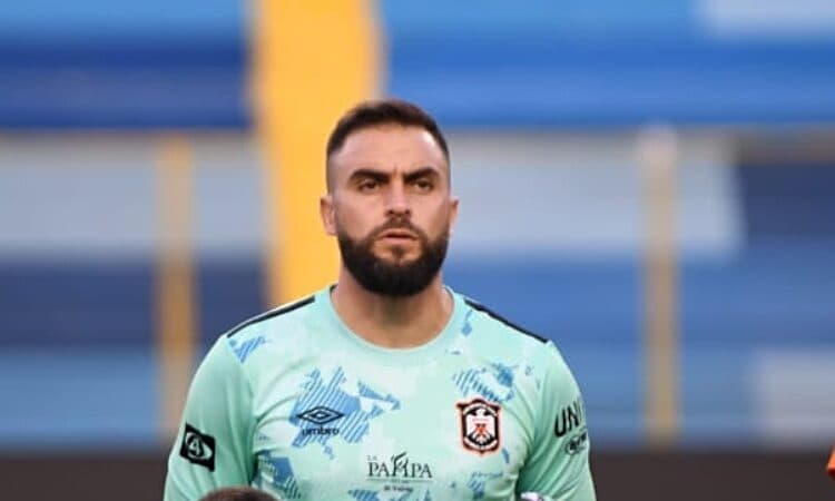 El uruguayo Víctor García, supera los 250 partidos en El Salvador siendo figura