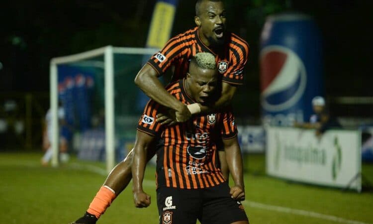 Alianza y Águila, con técnicos argentinos van por el liderato en la Liga de El Salvador