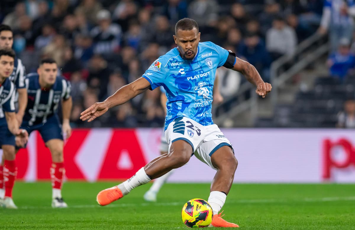 El venezolano Salomón Rondón le da el triunfo al Pachuca