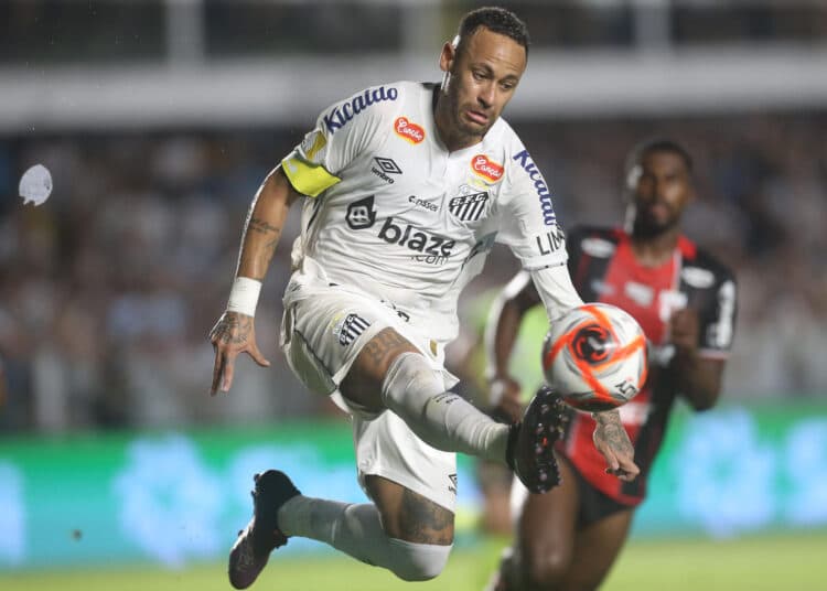 Neymar vuelve a agitar la Liga brasileña