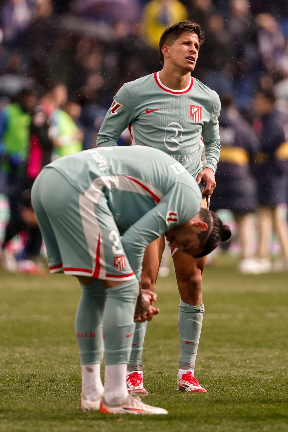 Un uruguayo genera el desplome del Atlético y se aprieta la pelea en la cima